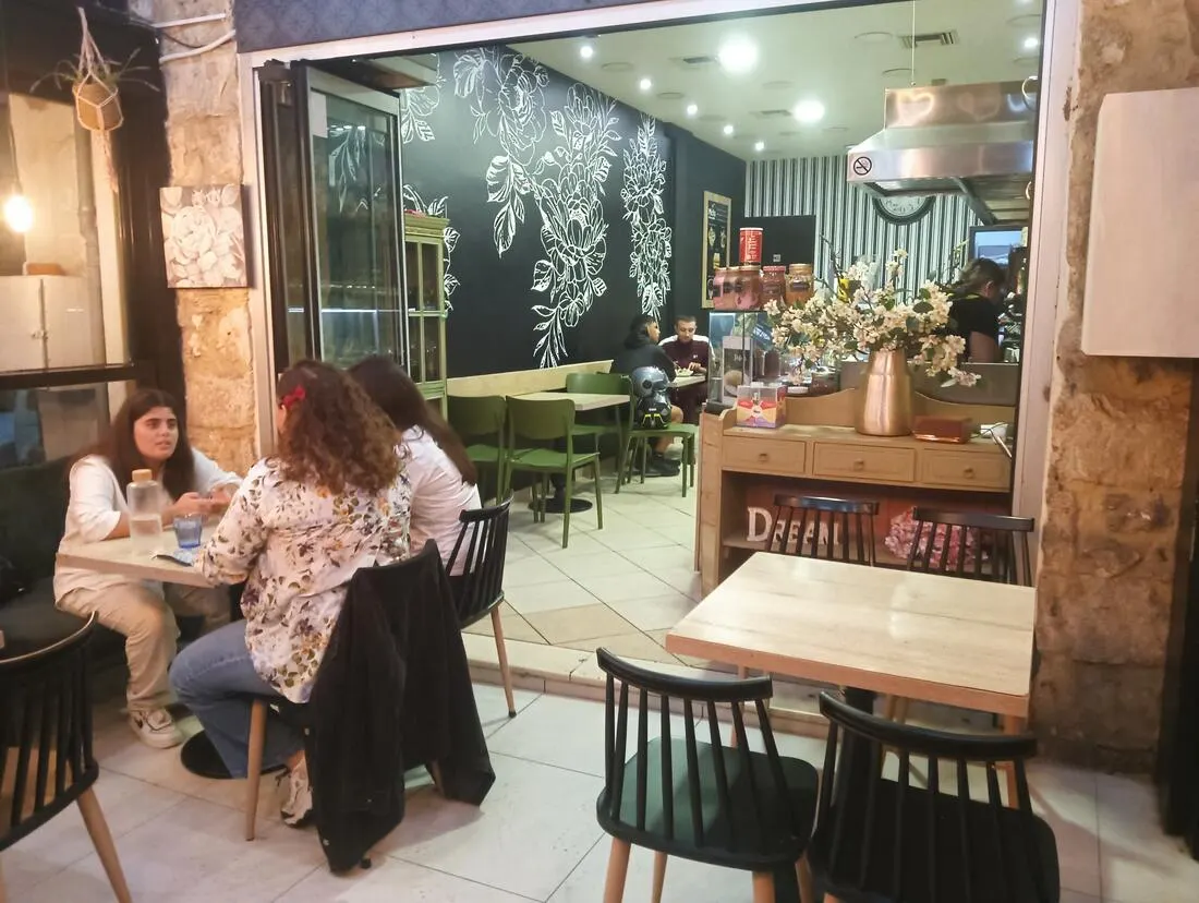 Γωνιά με τραπέζια