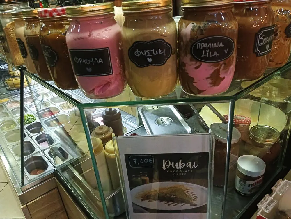 Βάζα με κρέμες φράουλα, φυστίκι, πραλίνα