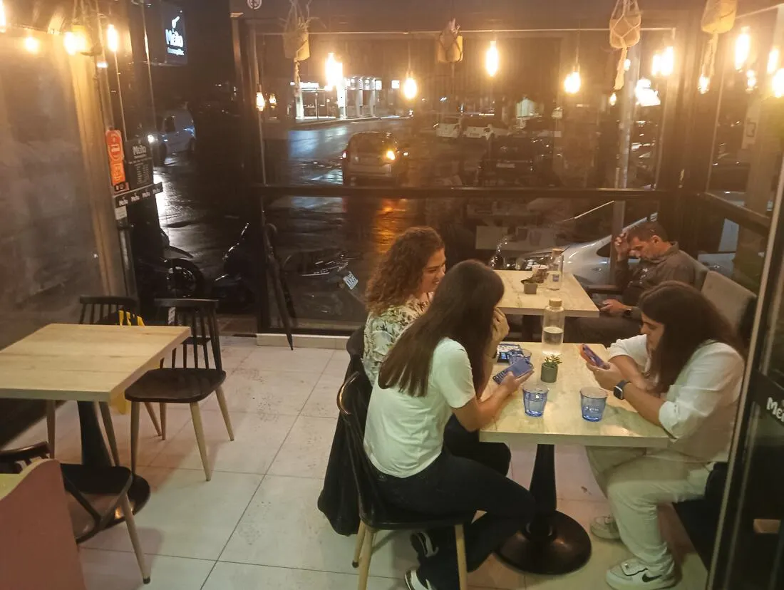 Παρέα στα τραπέζια
